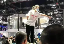 特斯拉车顶维权女车主二审败诉,被判赔偿17万元,策划者也被判赔偿25万元-程序员中文网