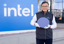 成败全看它！英特尔CEO手捧全球首款1.8纳米工艺芯片晶圆亮相-程序员中文网