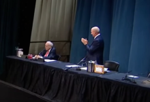 伯克希尔调整公司权力结构，为巴菲特年底交棒CEO铺路-程序员中文网