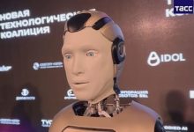 俄罗斯首款国产人形机器人Aidol亮相,“走秀”中意外摔倒-程序员中文网