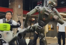 何小鹏刘强东看好的男人，被自家机器人踹翻-程序员中文网